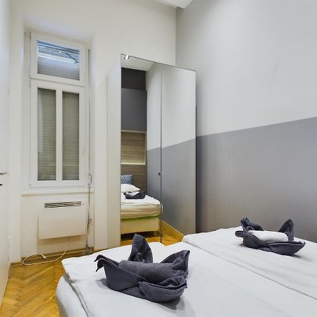 Gray Stylish Central Apartment Budapest Luaran gambar