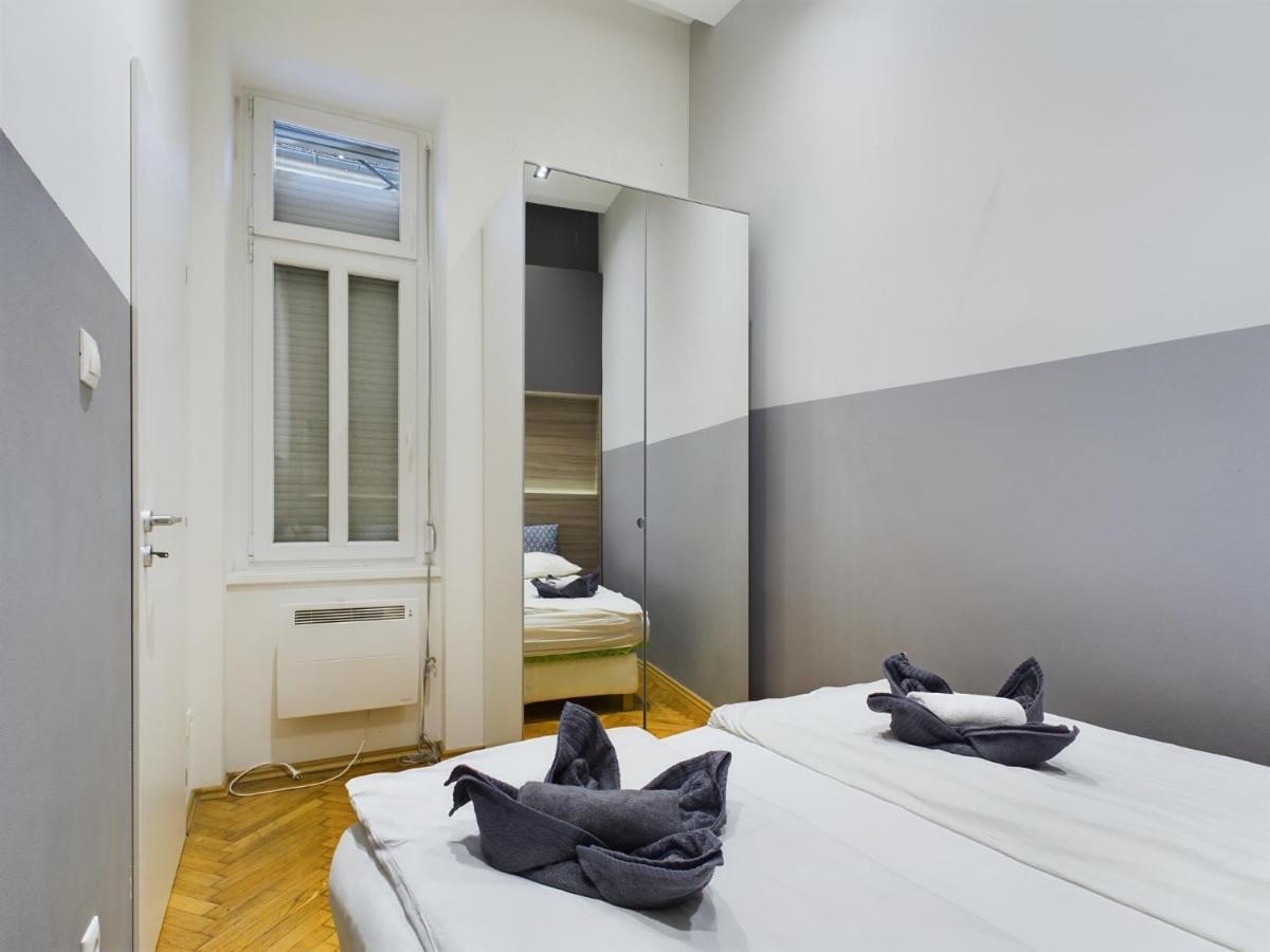 Gray Stylish Central Apartment Budapest Luaran gambar