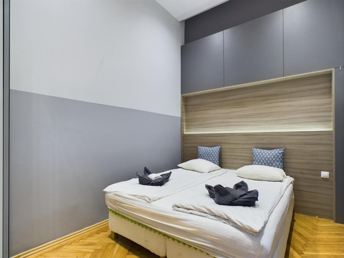Gray Stylish Central Apartment Budapest Luaran gambar