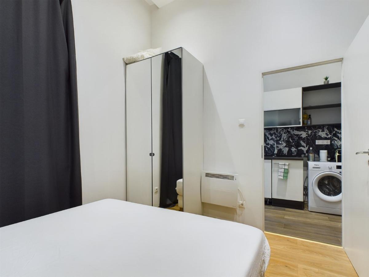 Gray Stylish Central Apartment Budapest Luaran gambar