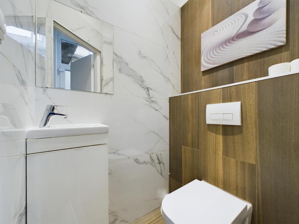 Gray Stylish Central Apartment Budapest Luaran gambar